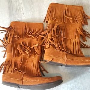 Minnetonka woman's fringe boots Size 10